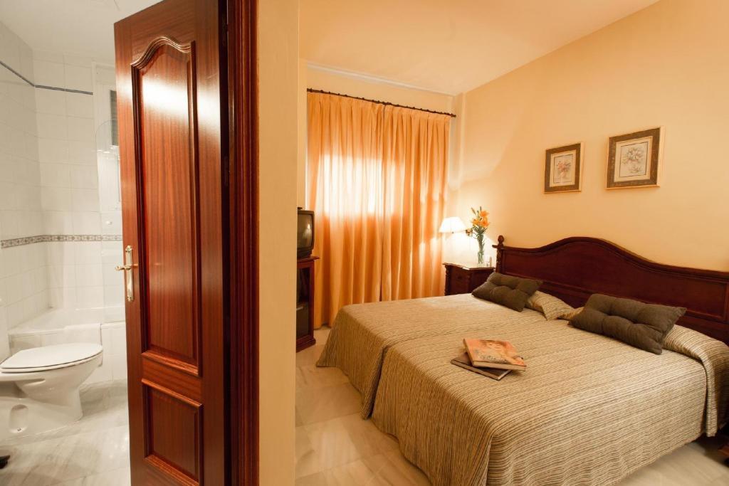 Hotel Gran Avenida Coria Del Rio Room photo